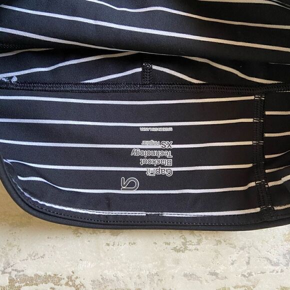 Gap Fit blackout technology stripe leggings - Picture 3 of 9